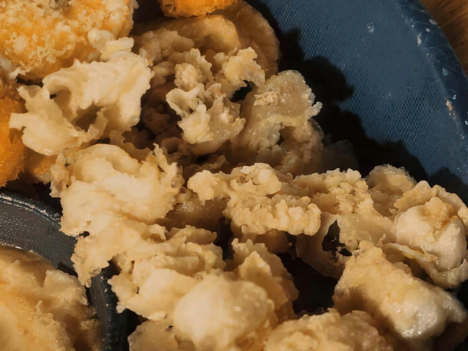 Calamari baby prăjiți, pe un platou prăjit servit la ei